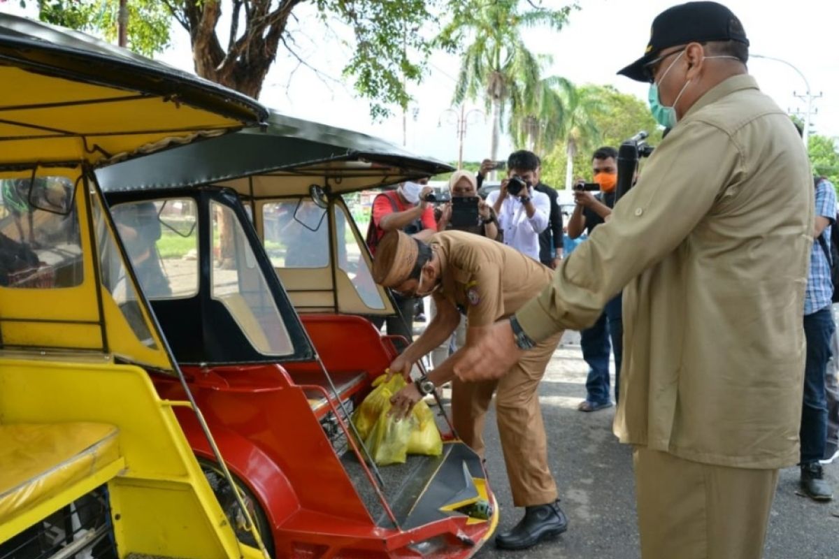 Pemprov Gorontalo bagikan sembako bagi 1.520 sopir bentor