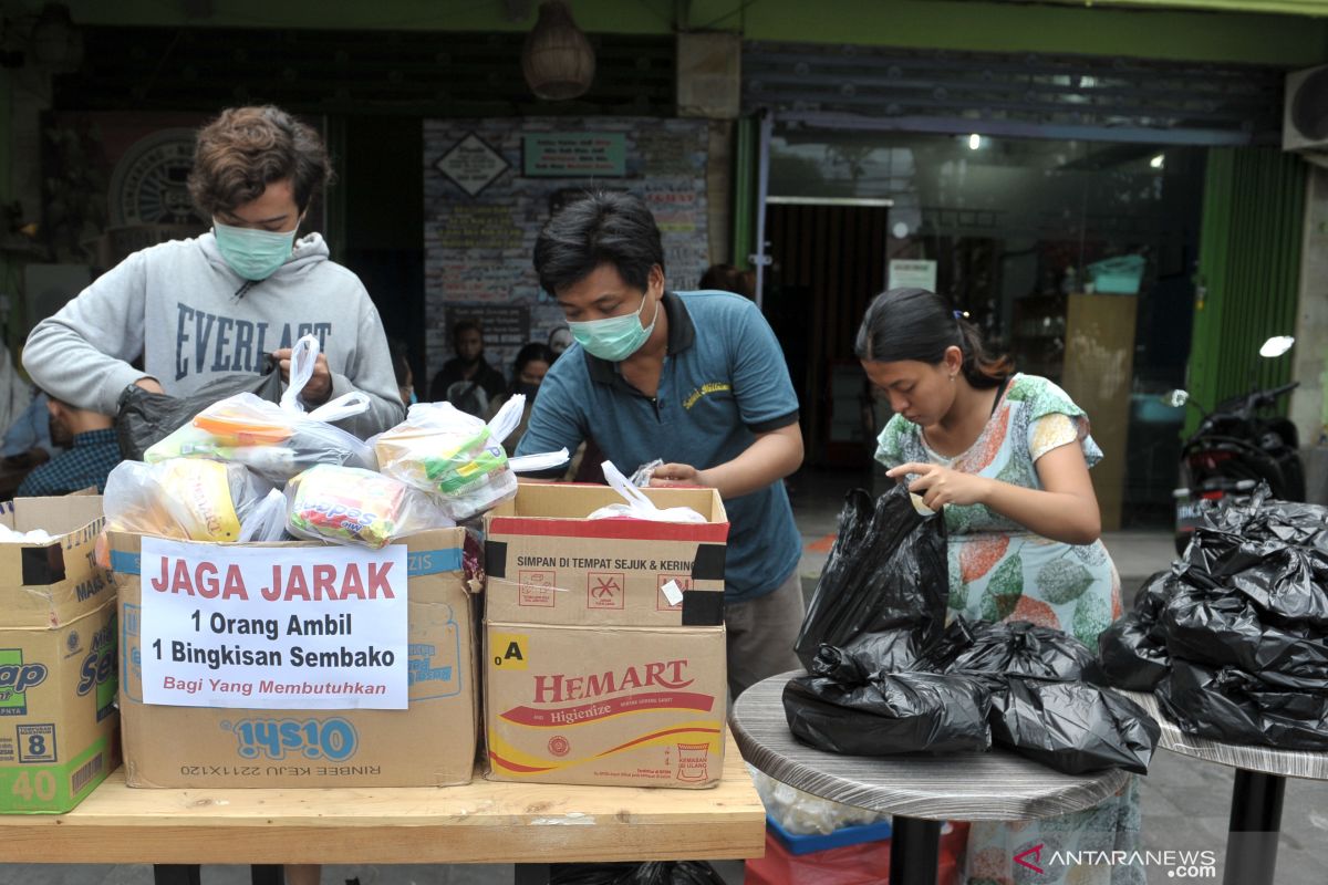 Warga Denpasar bagikan sembako gratis