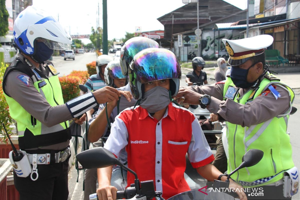 Masker gratis untuk pengendara tertip berlalu lintas