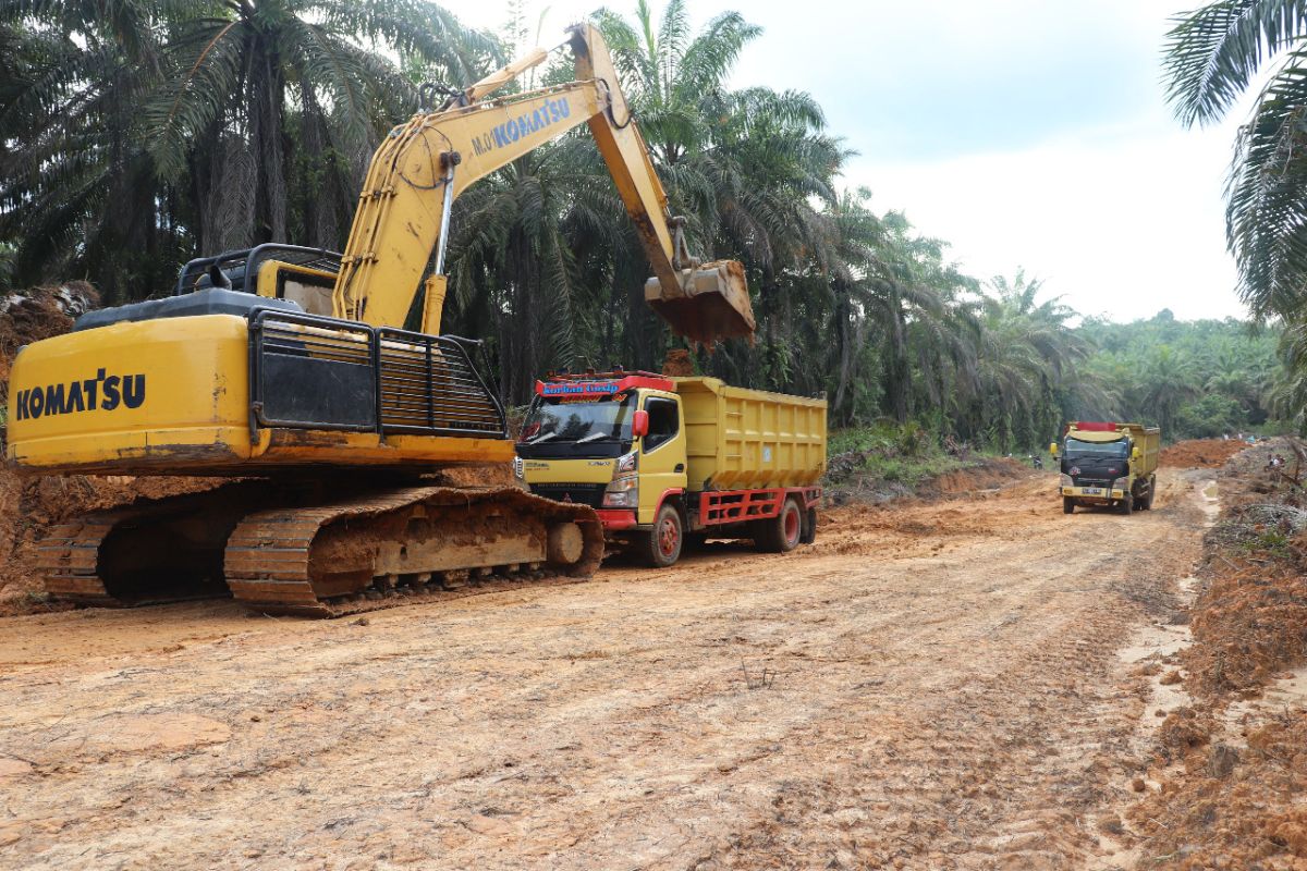 Prajurit Satgas TMMD awasi pengerjaan jalan