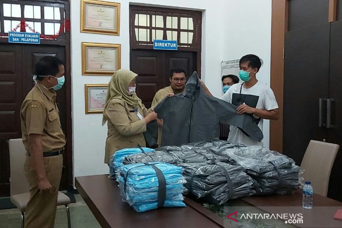 Dukung penanganan COVID-19, komunitas di Banyuwangi donasikan APD tenaga medis