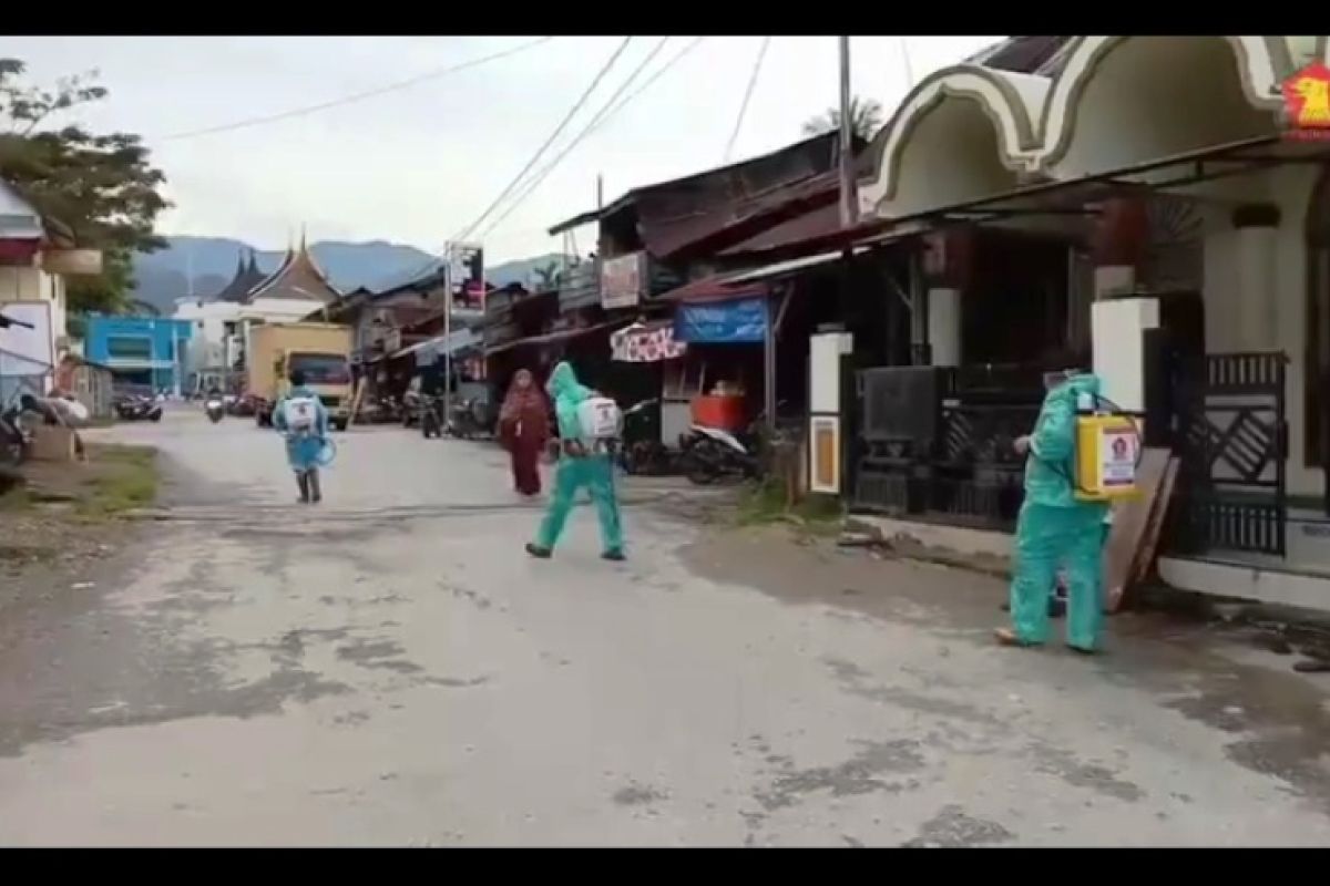 Putus mata rantai penyebaran virus Corona, Gerindra Solok Selatan semprotkan disinfektan