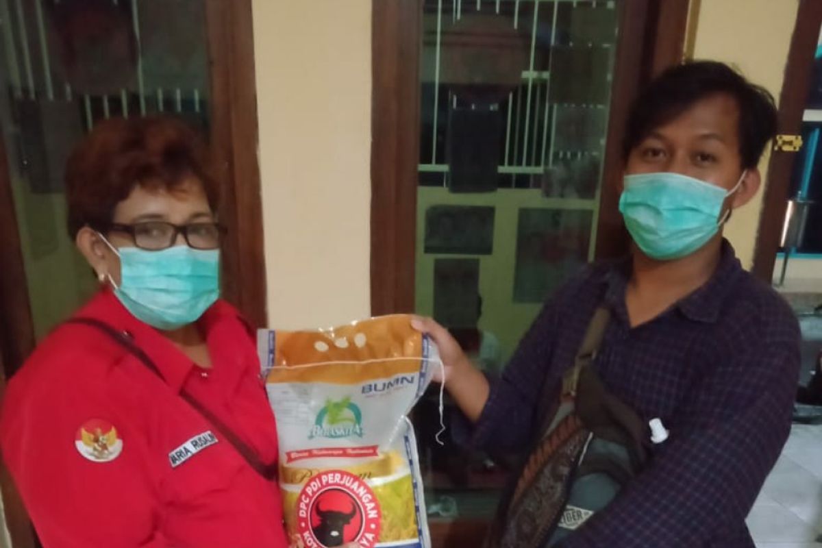 PDI Perjuangan Surabaya bagikan paket beras ke warga di lima kecamatan