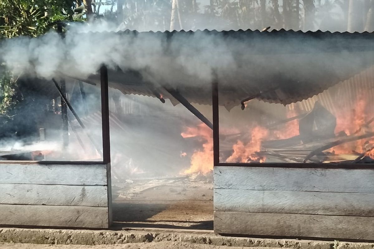 Ditinggal pemilik, satu rumah di Meltim Talaud ludes dilahap api