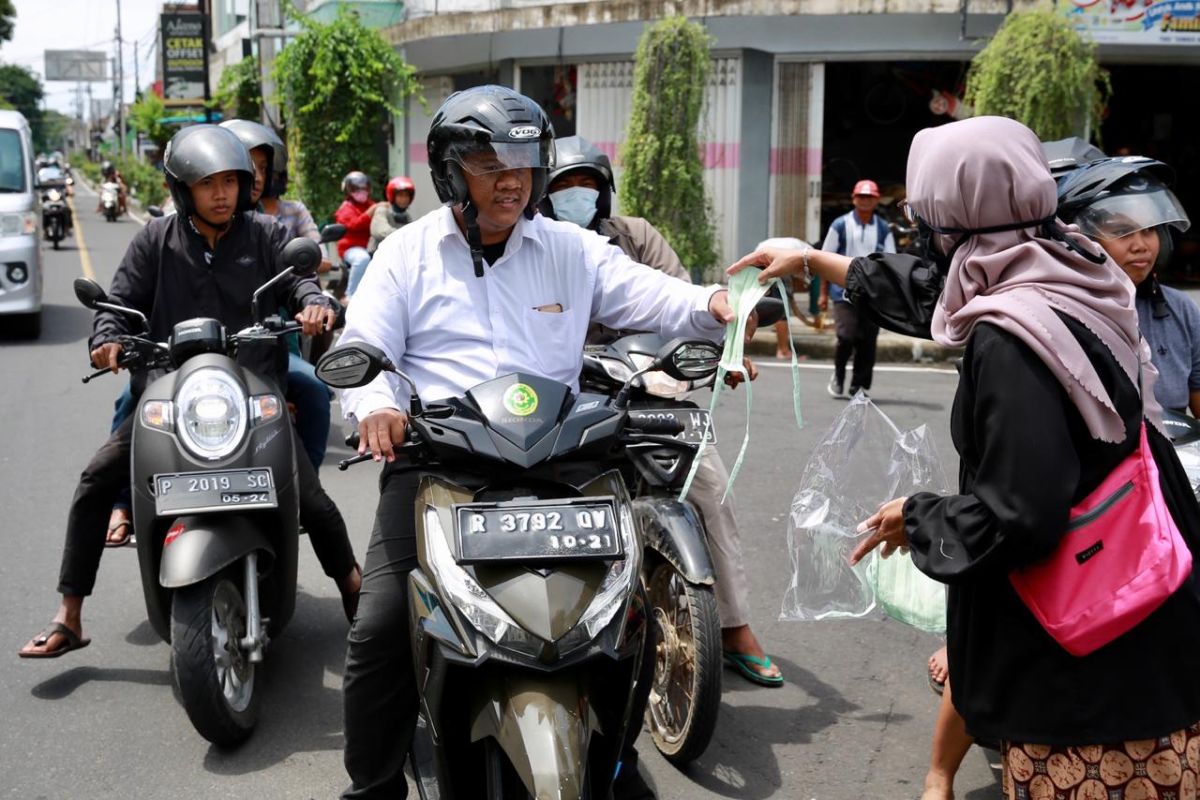 Cegah penularan COVID-19, Pemkab Banyuwangi bagikan masker kain ke warga