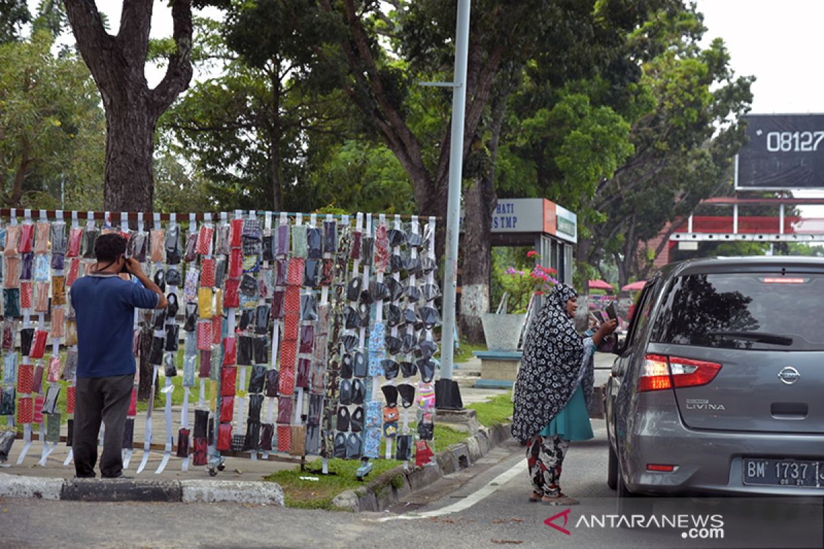 Pedagang masker kain kaki lima bermunculan di Kota Pekanbaru, begini keuntungannya