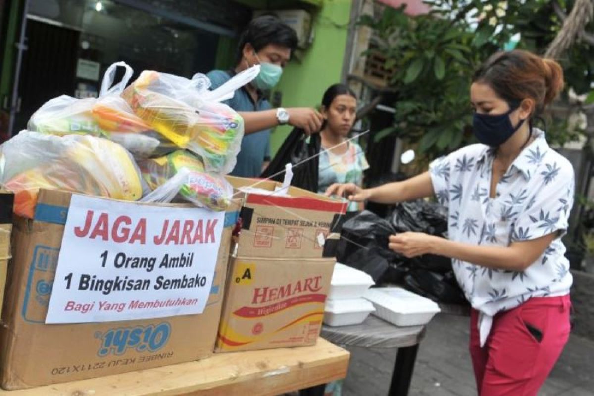 Paket Sembako Gratis Dari Warga