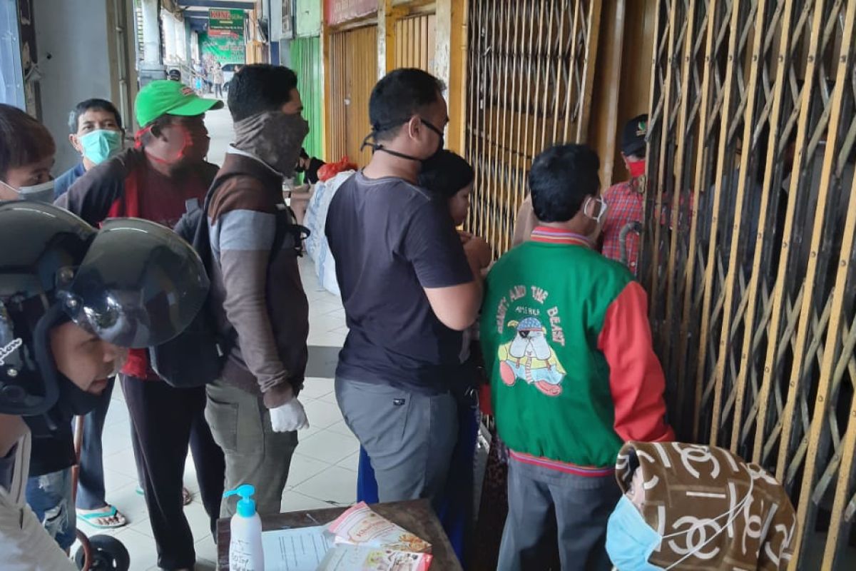 Dampak COVID-19, PD Pasar perketat pengawasan Pasar Kapasan Surabaya