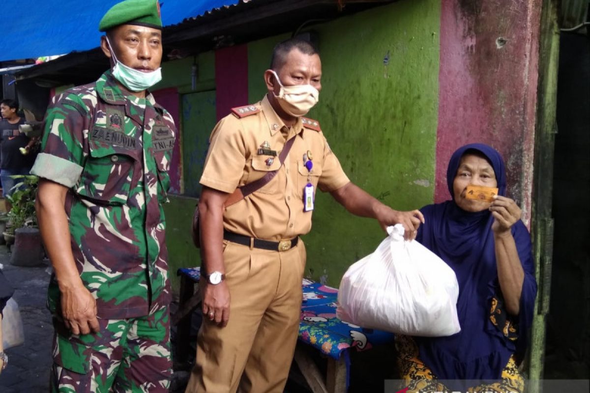 Kodam Hasanuddin bagikan sembako untuk warga terdampak COVID-19