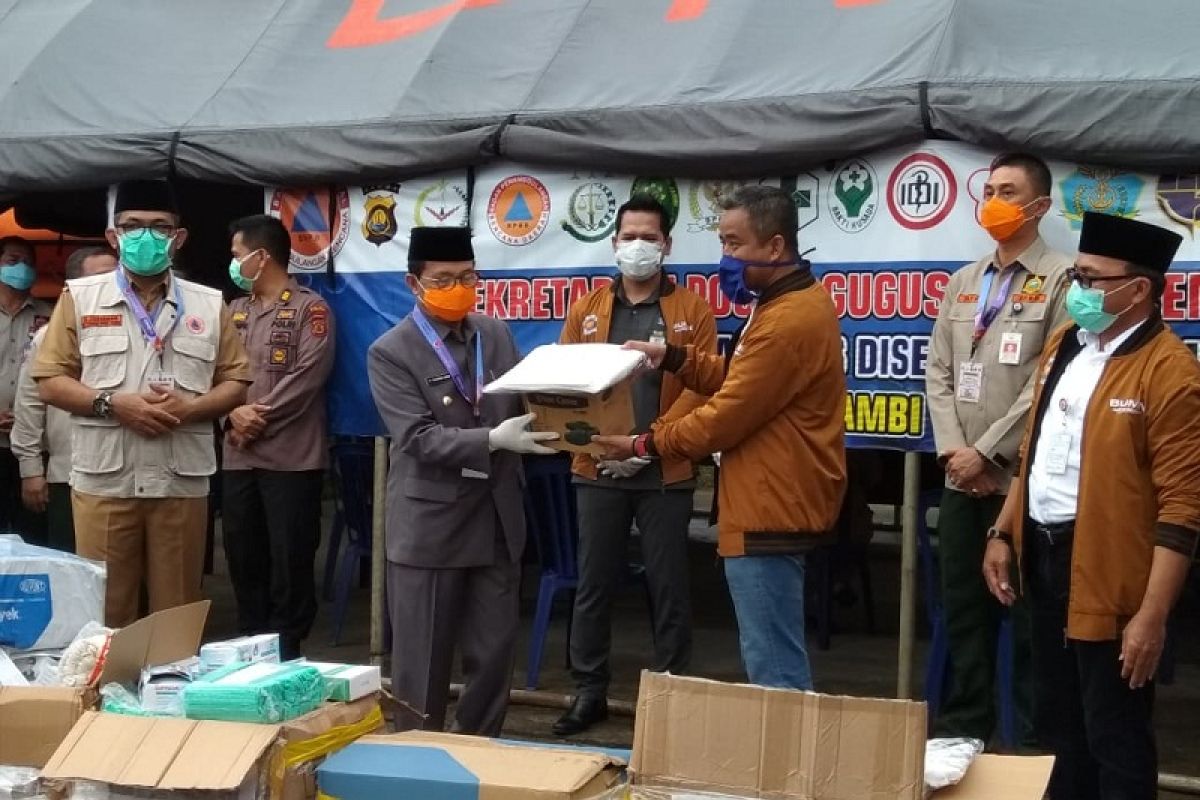 Satgas Bencana BUMN Jambi serahkan bantuan  untuk penanganan  COVID-19