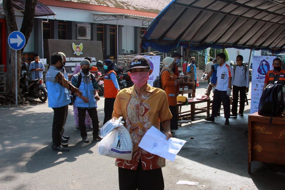 Ratusan paket bahan kebutuhan pokok dibagikan ke penarik becak di Kediri