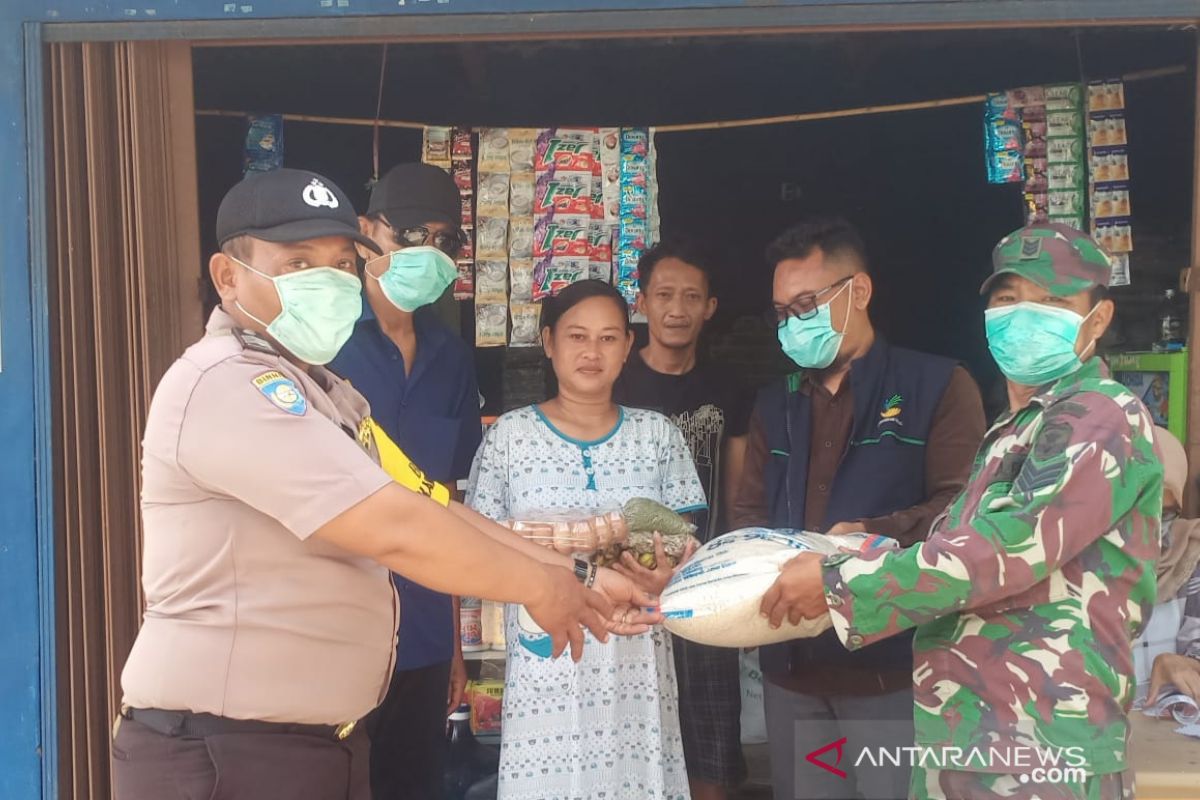 Tukang ojek, pedagang asongan dan buruh lepas di Bekasi dapat bantuan pangan