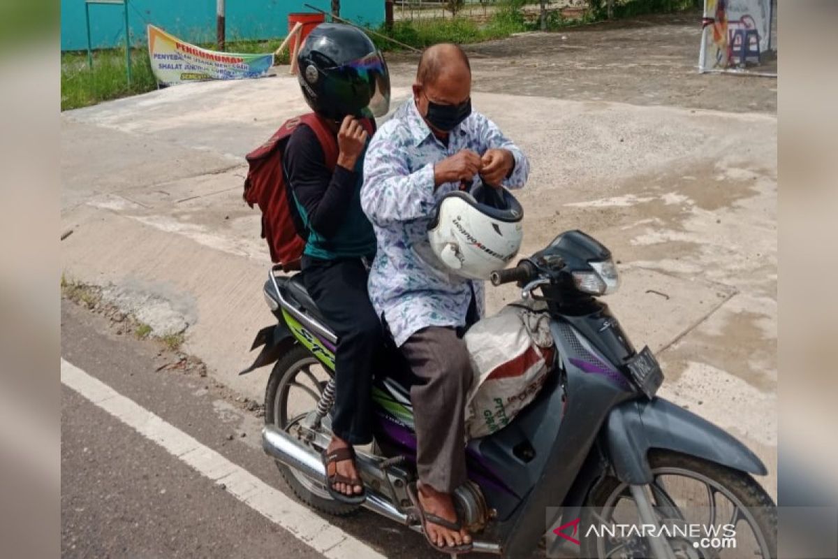 Jemaah Masjid Jabal Nur Tamiang Layang bagikan masker gratis