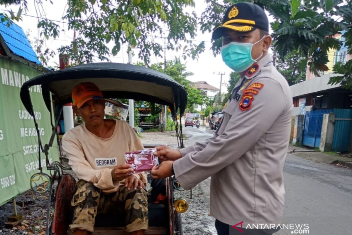Kapolsekta Banjarmasin Tengah bagikan 200 masker ke masyarakat