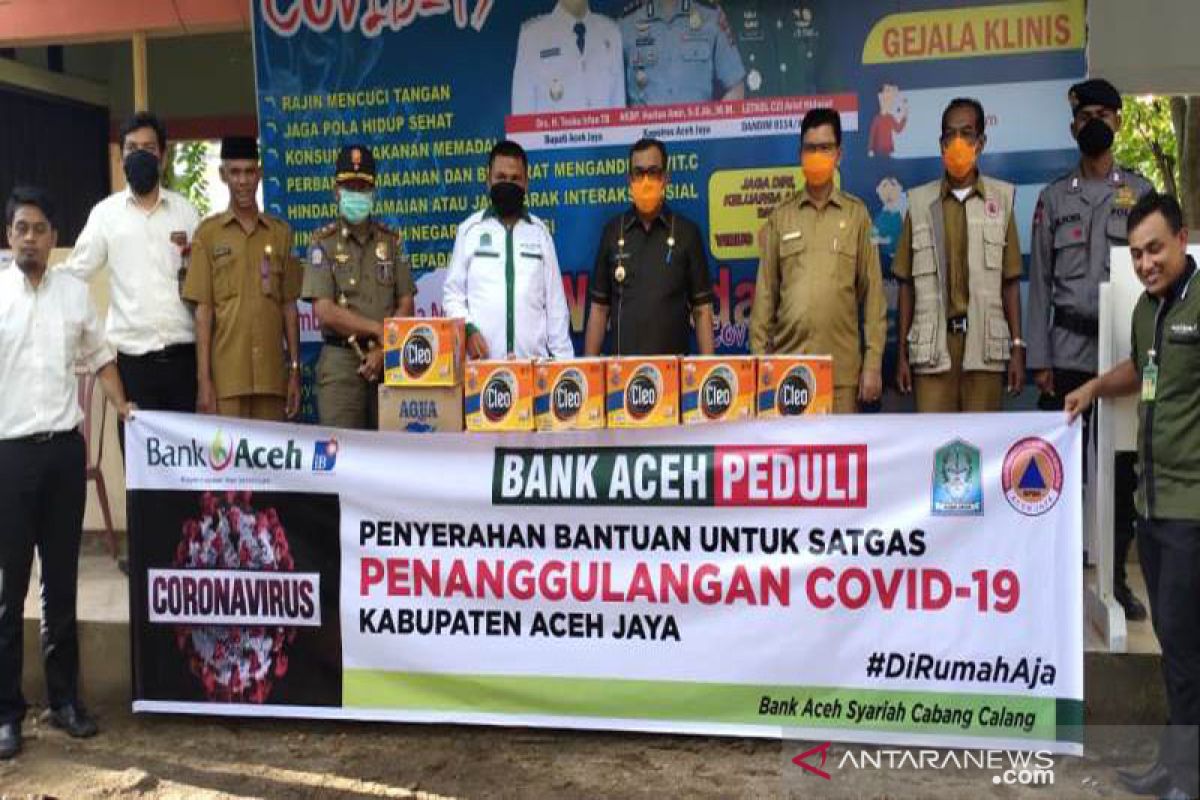 Bank Aceh Syariah Calang serahkan bantuan kepada posko penanganan COVID-19