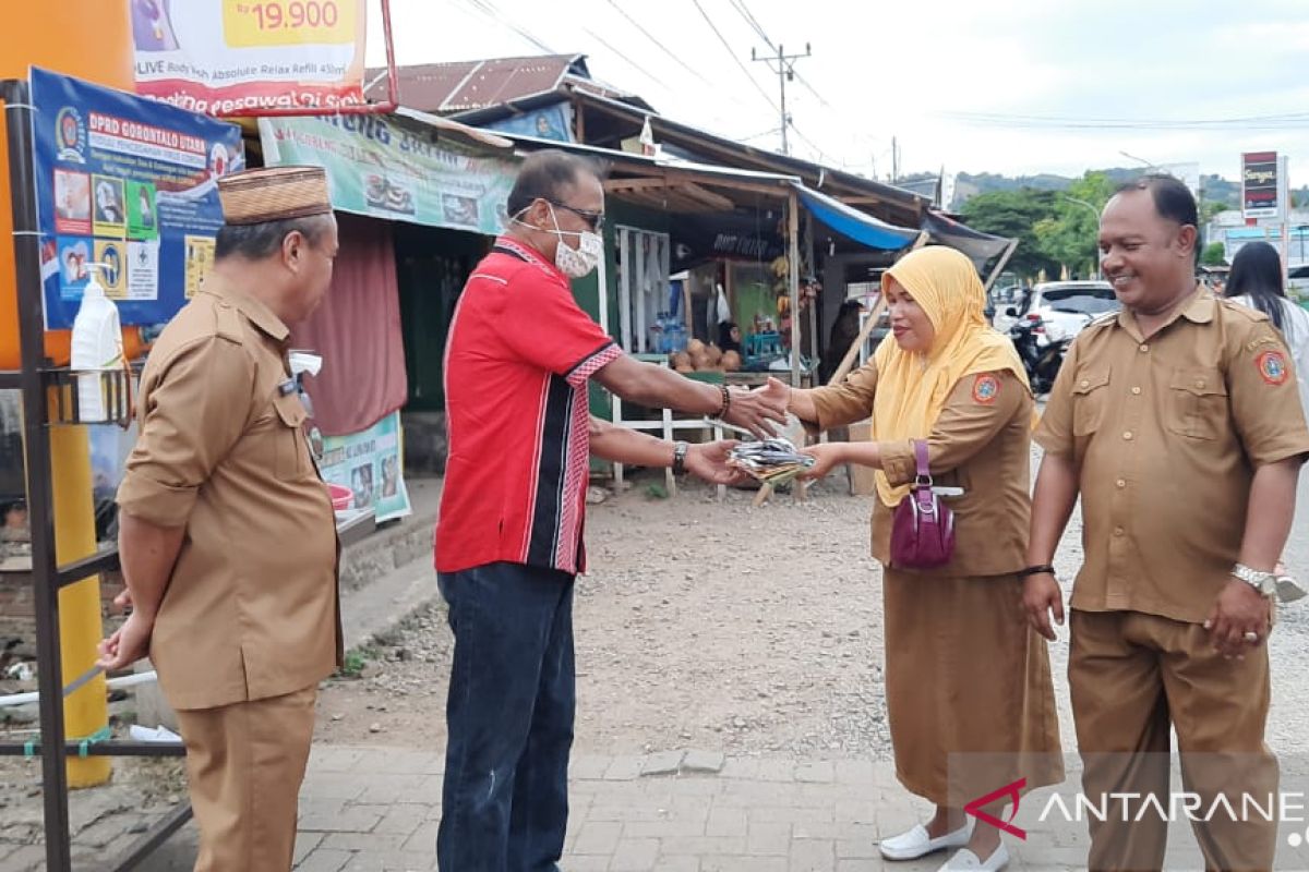 Ketua DPRD serahkan bantuan fasilitas cuci tangan untuk masyarakat