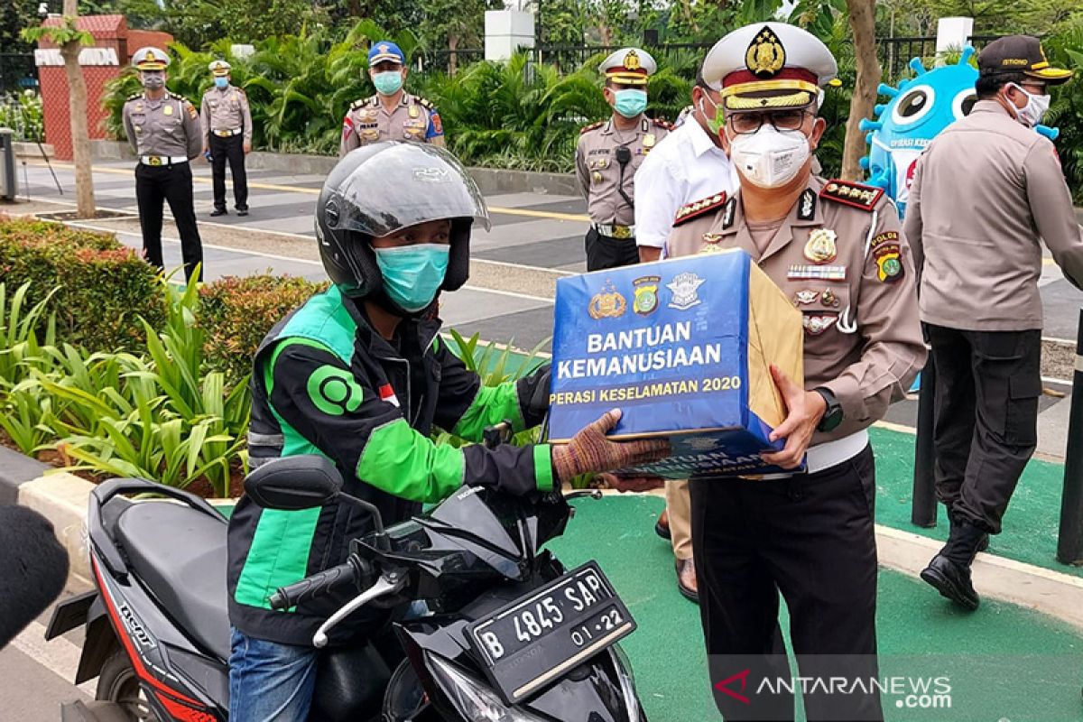 Polda Metro antarkan bantuan sosial langsung ke rumah masyarakat