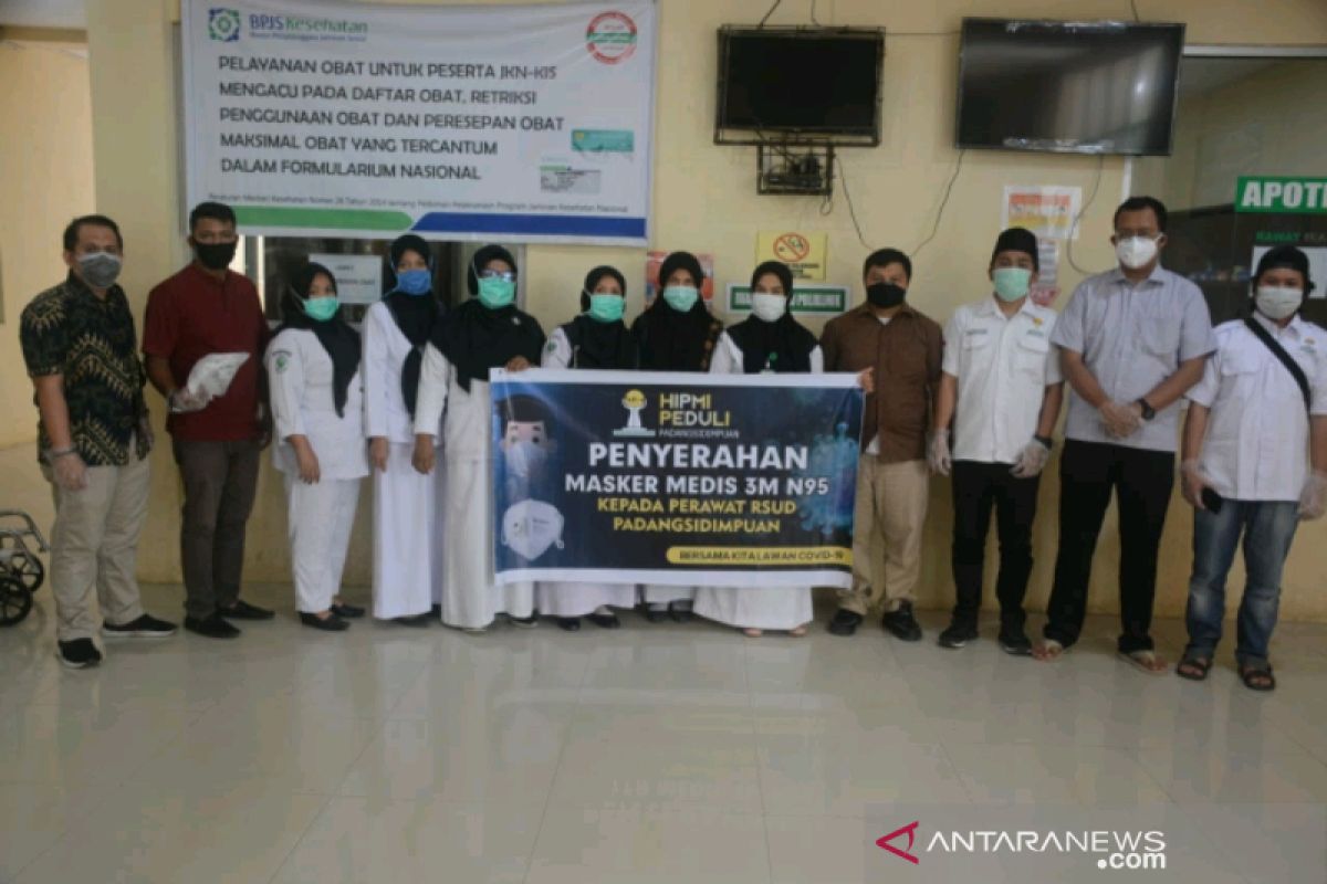 HIPMI bagikan masker N95 untuk tim medis RSUD Padangsidimpuan