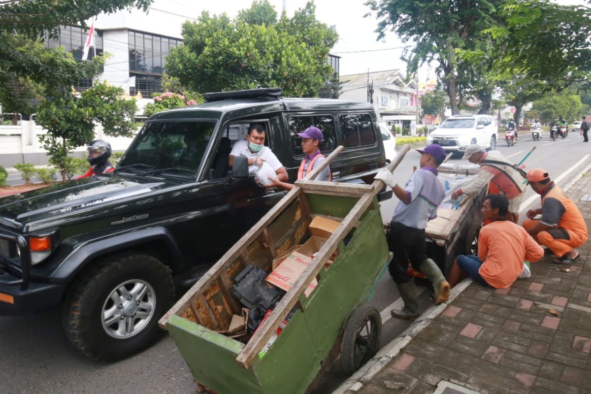 Lampung Sai bagikan paket sembako di tengah wabah COVID-19