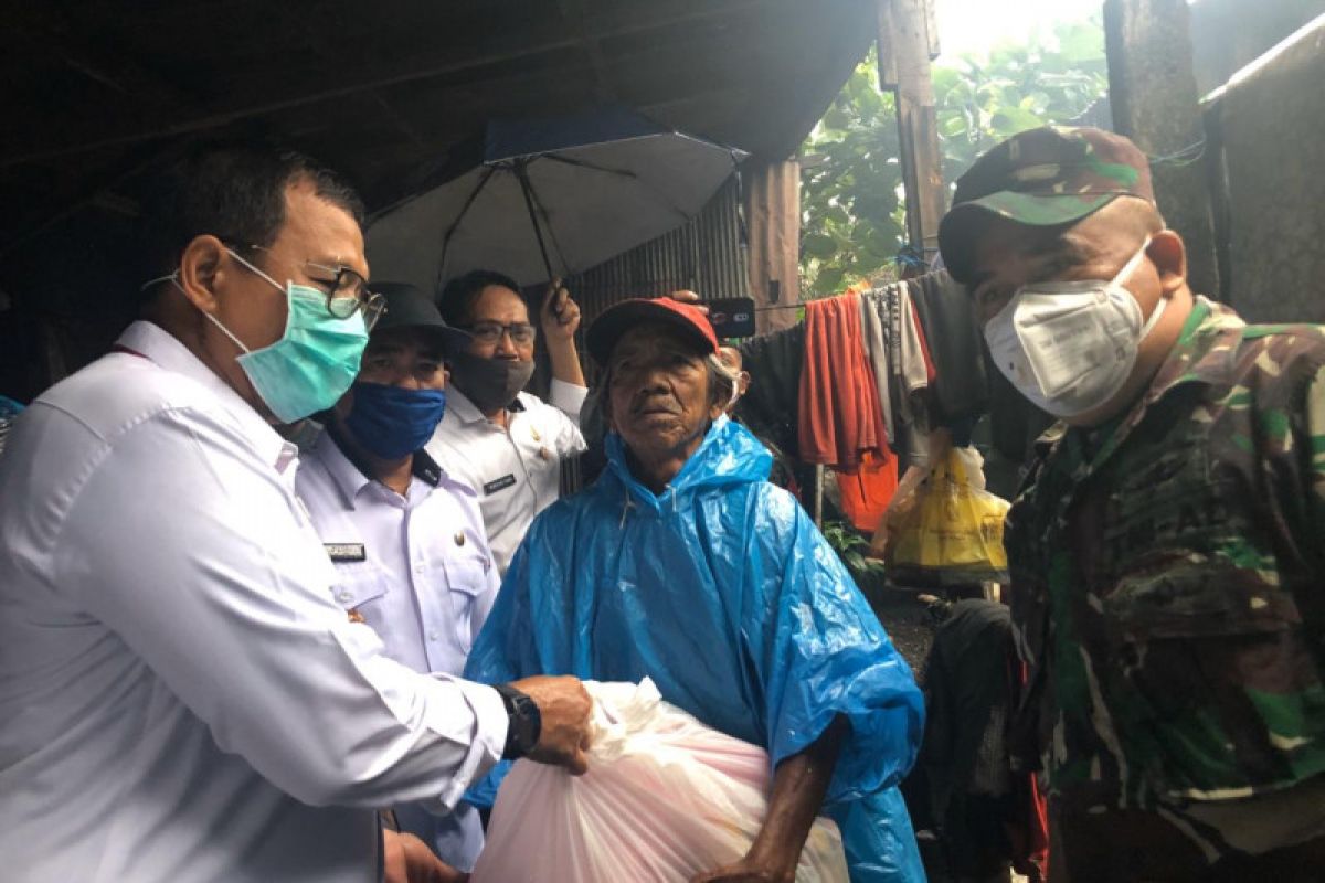 Pemkot Makassar bagikan kebutuhan pokok kepada warga terdampak COVID-19