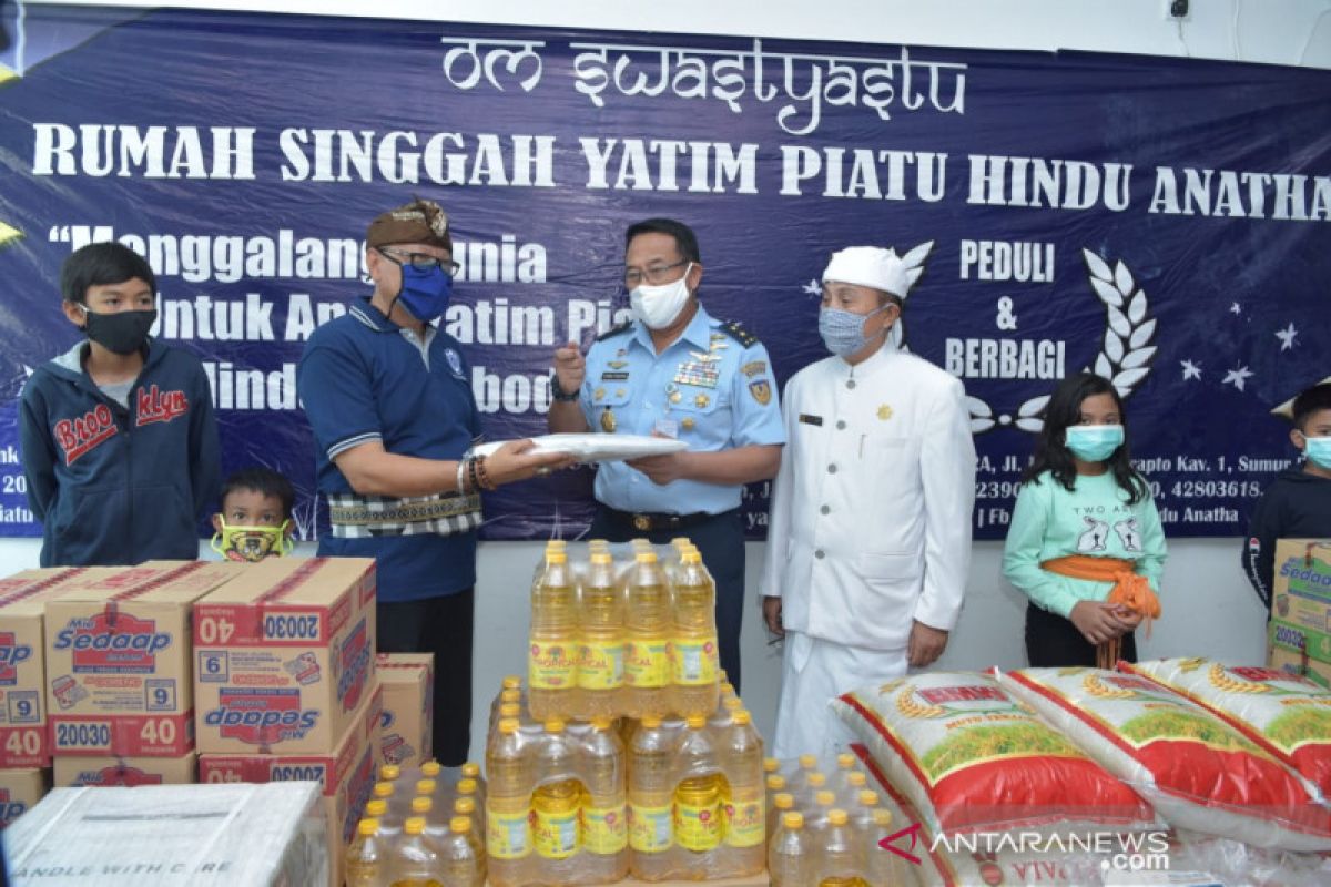 TNI-AU bagikan sembako-masker ke rumah singgah yatim piatu Jakarta