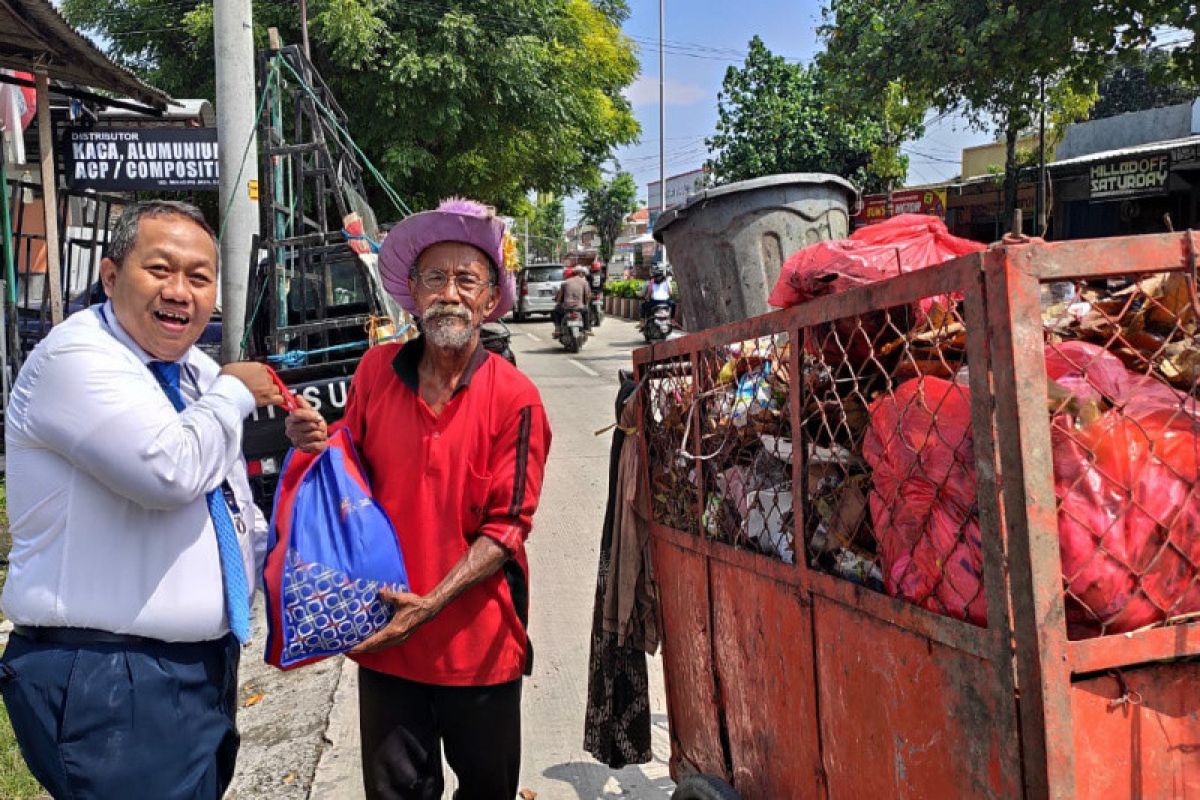 HUT Ke-57, Bank Jateng Purwodadi bagikan 100 paket sembako