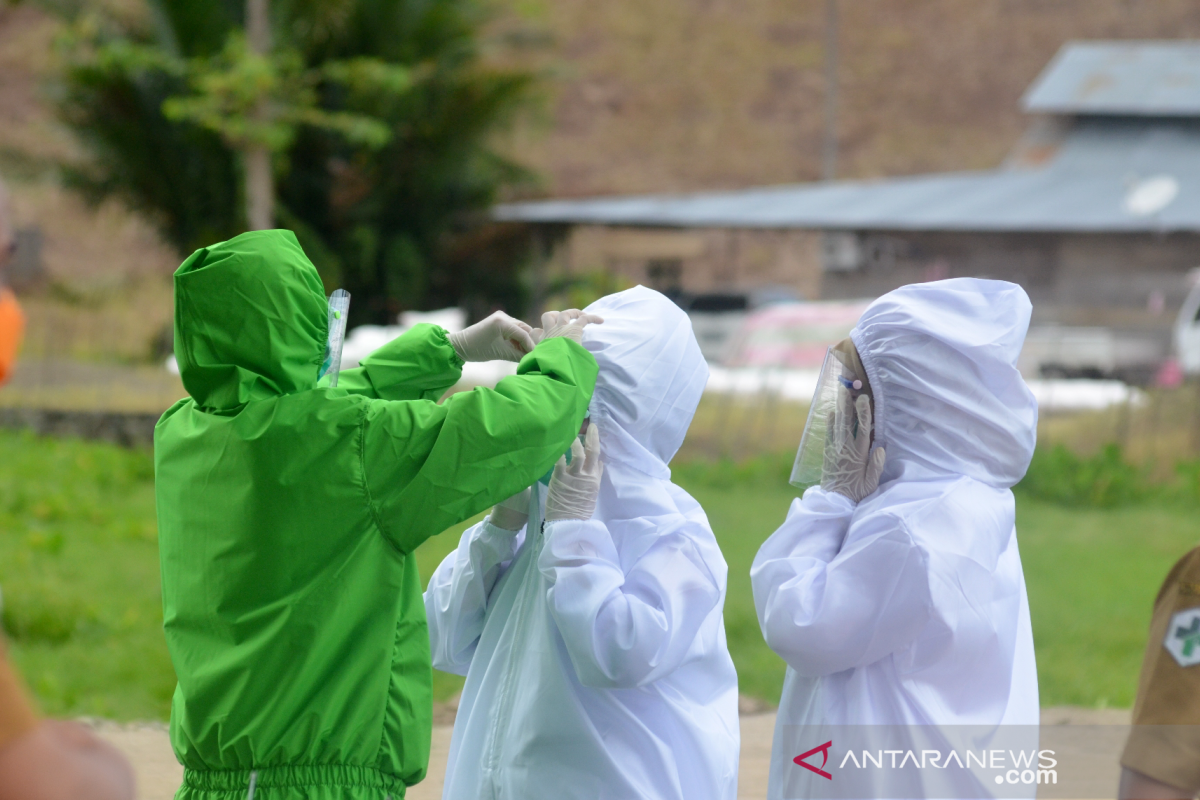 Tim medis perbatasan Tolinggula suka cita terima bantuan APD