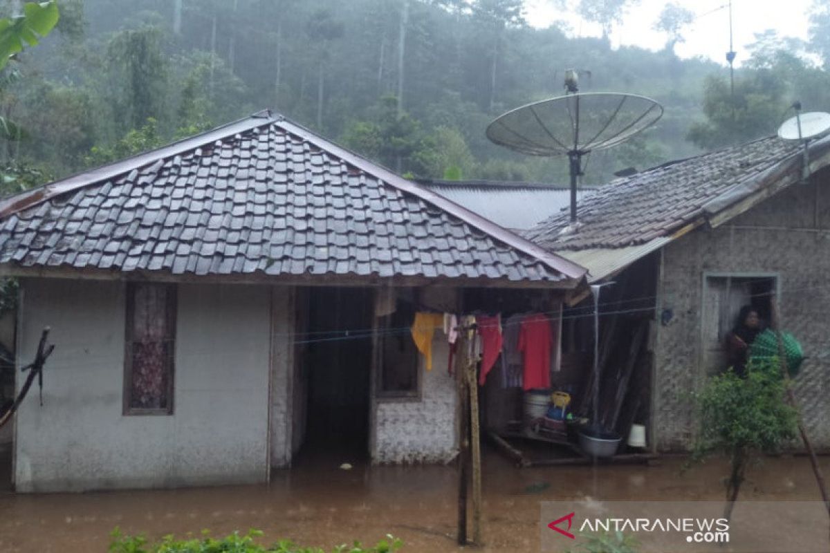 Hulu Sungai Cimanuk meluap, banjir landa daerah pegunungan Garut-Jabar