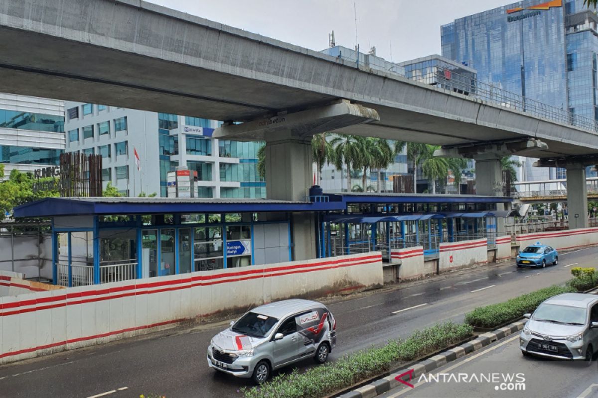 Halte TransJakarta Kuningan Madya sepi