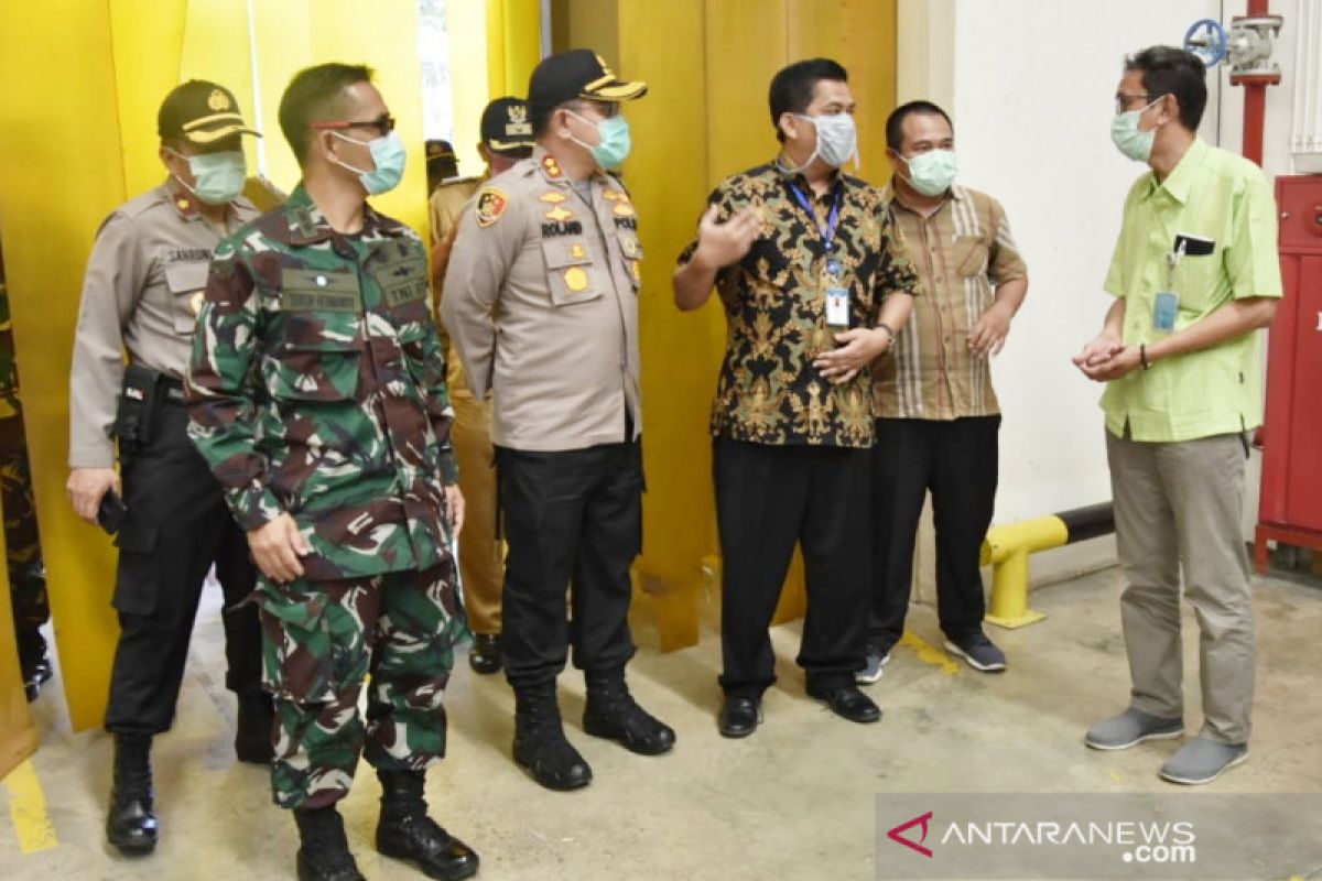 Petugas gabungan patroli periksa "physical distancing" pabrik di Bogor