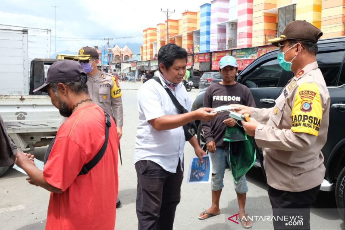 Kapolda Sulteng bagi-bagi masker ke warga Palu