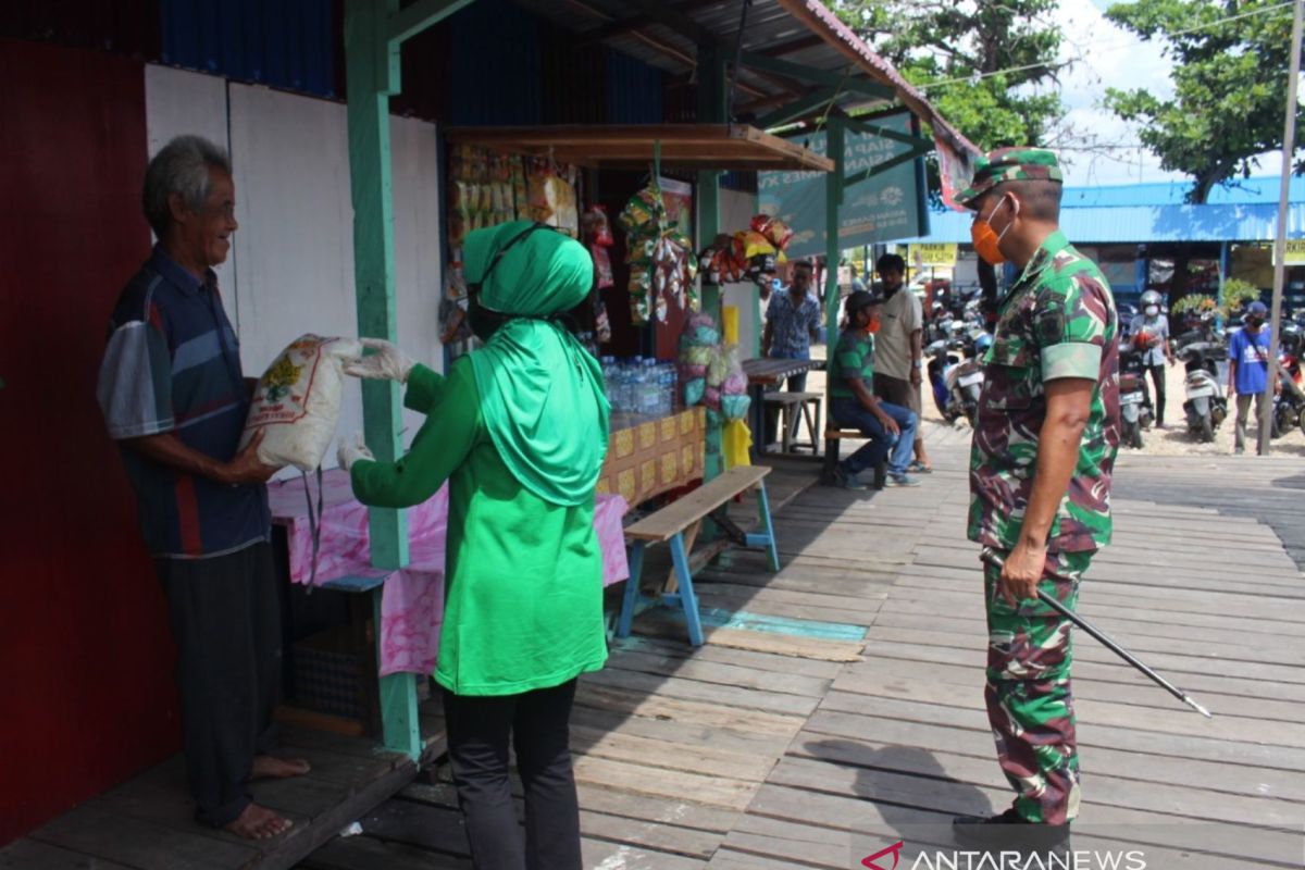 Persit Kodim 0913/PPU Bagikan Masker dan Beras