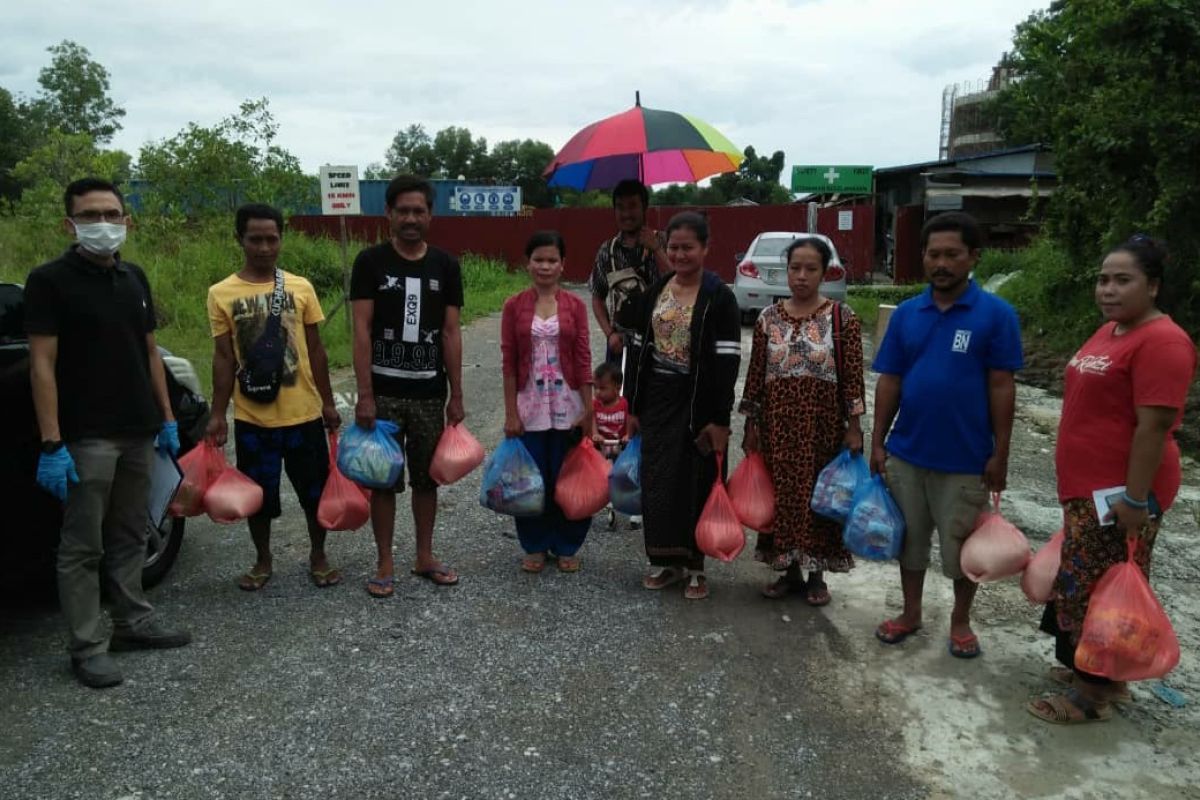 KJRI Kuching bagikan sembako pada pekerja migran Indonesia