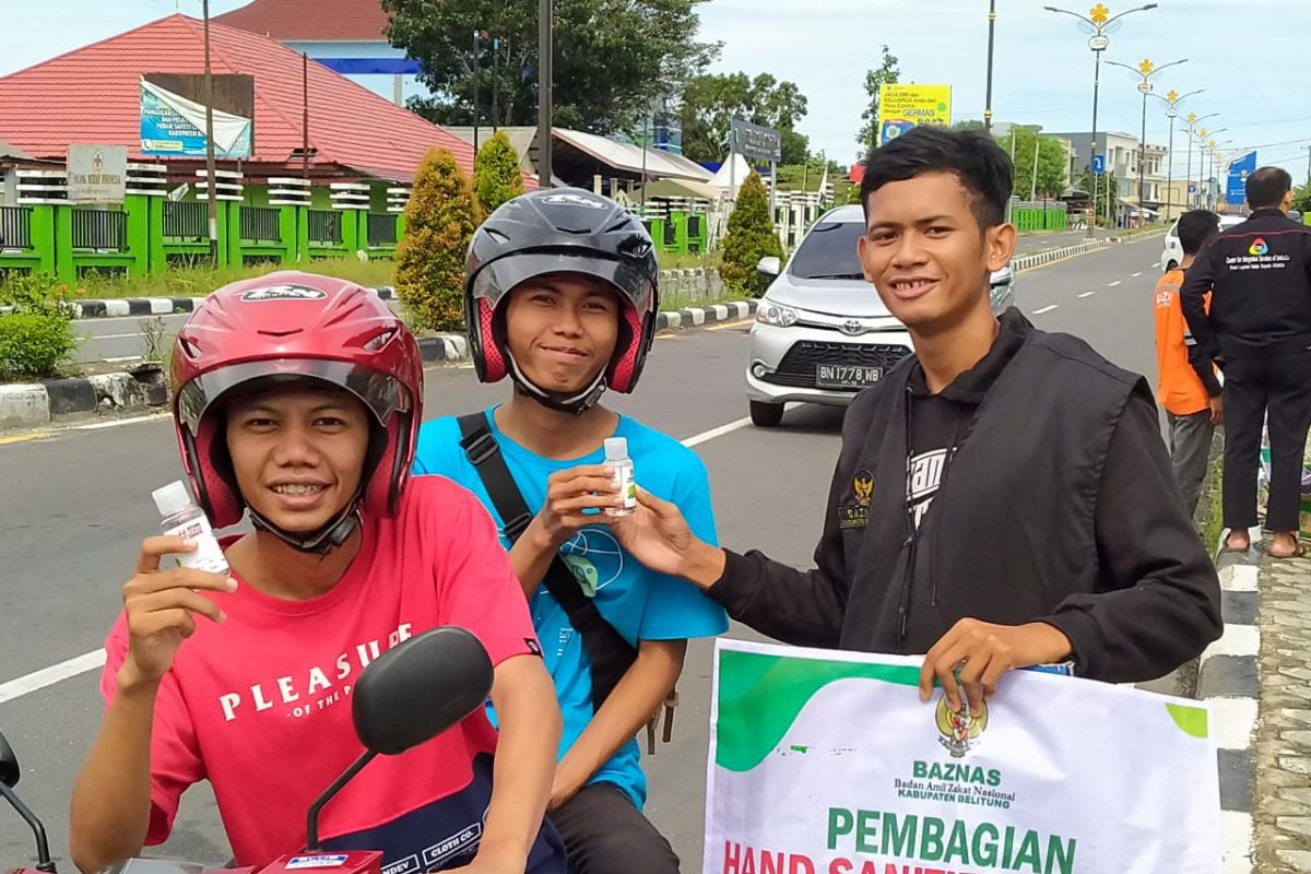 Baznas Belitung bagikan 1.000 cairan pembersih tangan ke pengendara