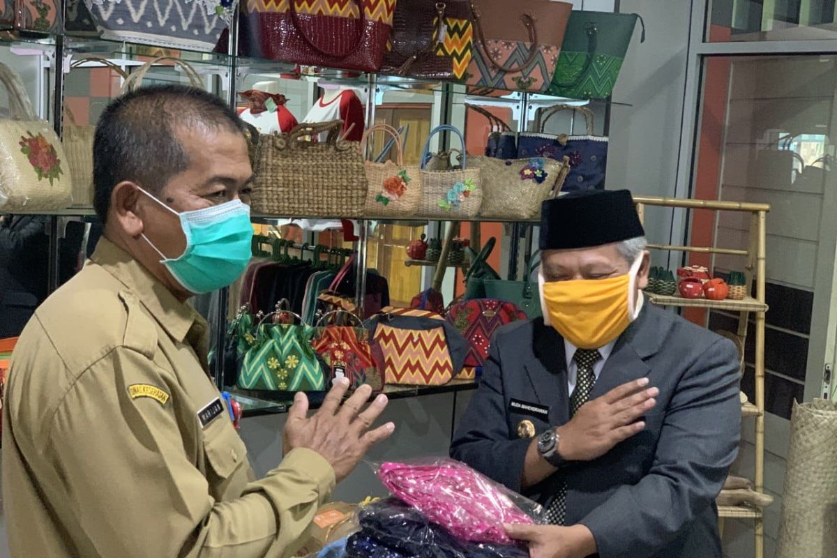 Bupati Muda serahkan 5.000 masker kepada Dinas Kesehatan