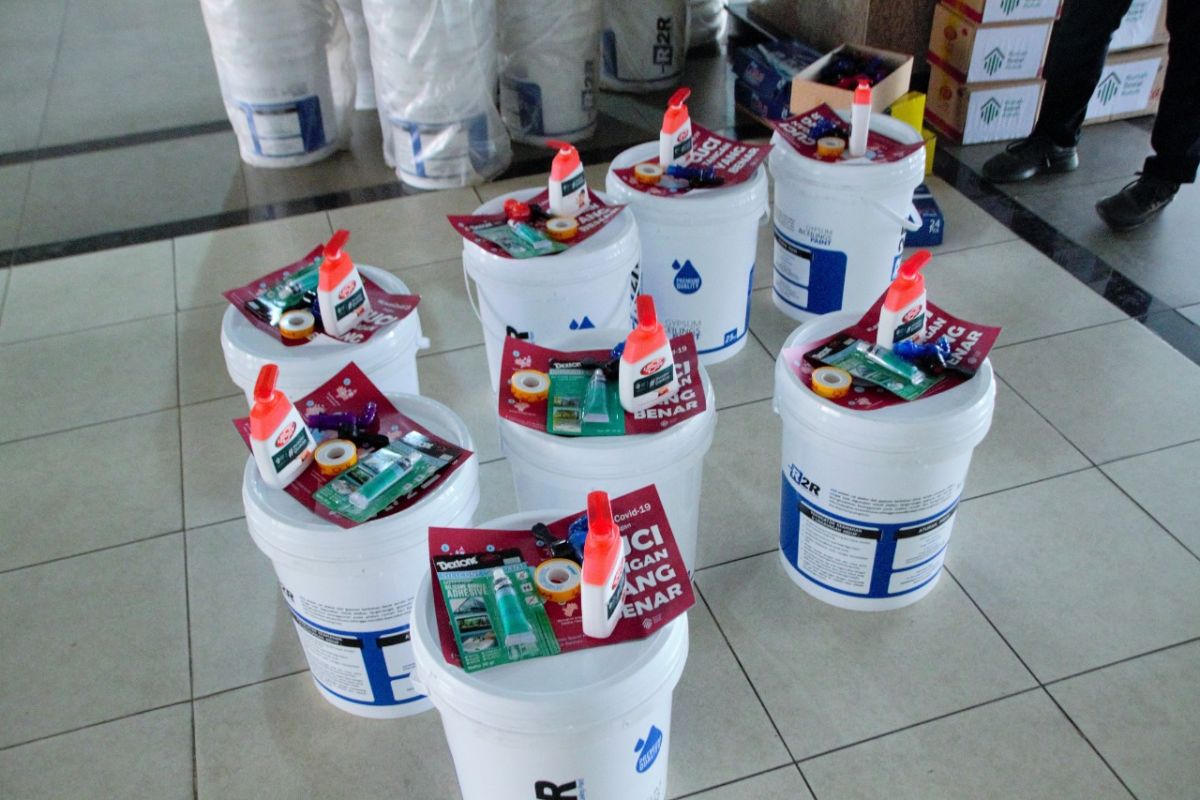 100 ember cat disalurkan untuk tempat cuci tangan di Jaksel