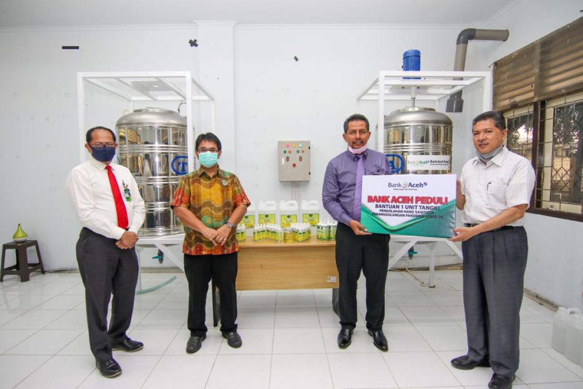 Bank Aceh Syariah serahkan tangki pengolahan hand sanitizer