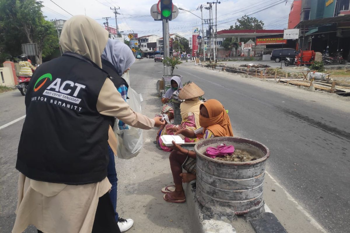 ACT Palu  bagikan 500 paket makanan kepada keluarga pra-sejahtera