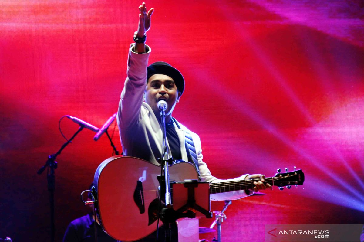 Sambil menggendong anak, Mutia Ayu lepas kepergian Glenn Fredly