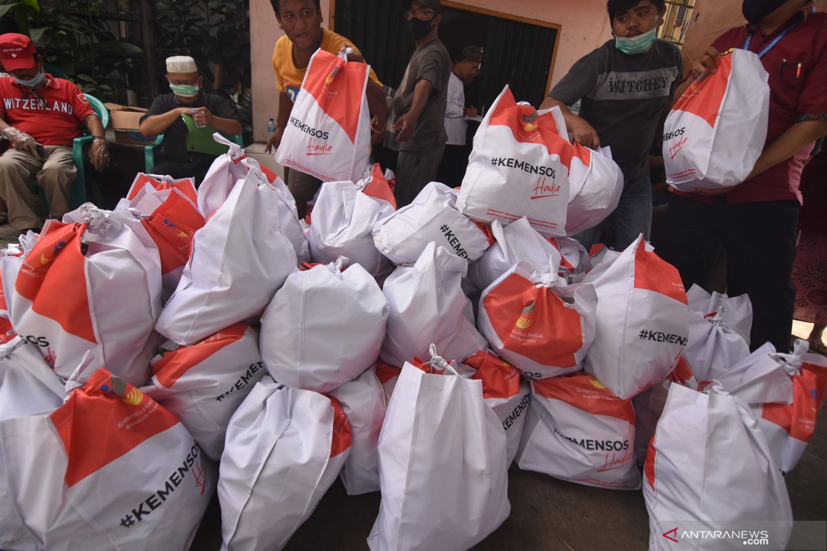 Jakarta's 1.2 million families receive COVID-19 food aid packages