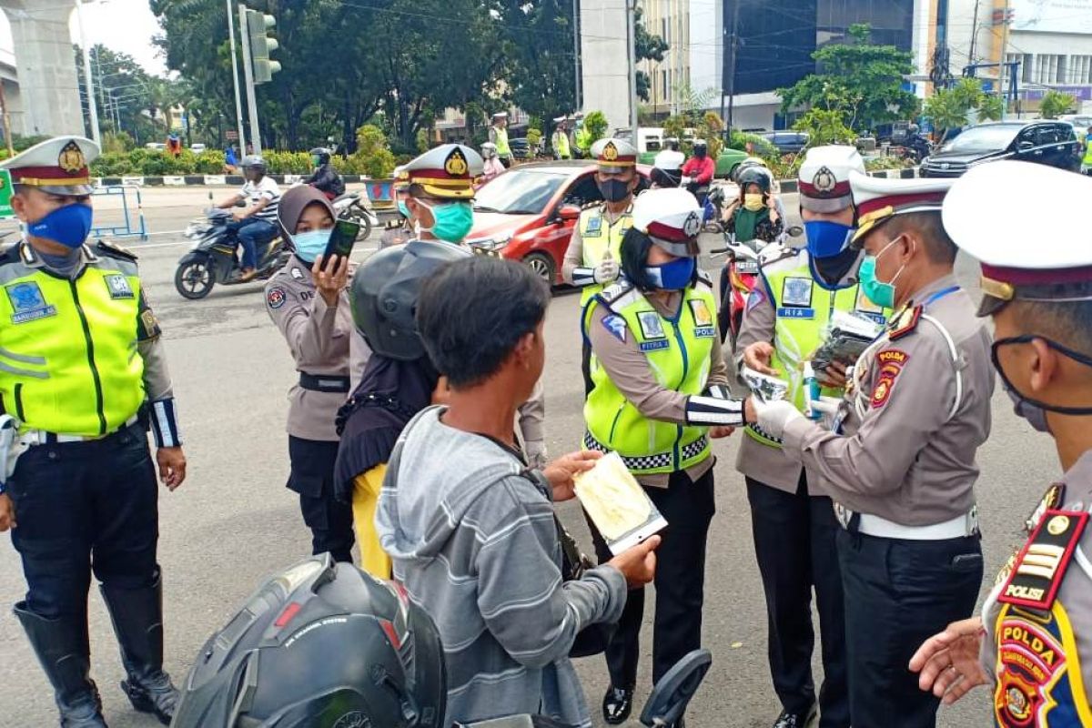 Polantas bagikan masker kepada sopir angkot Palembang
