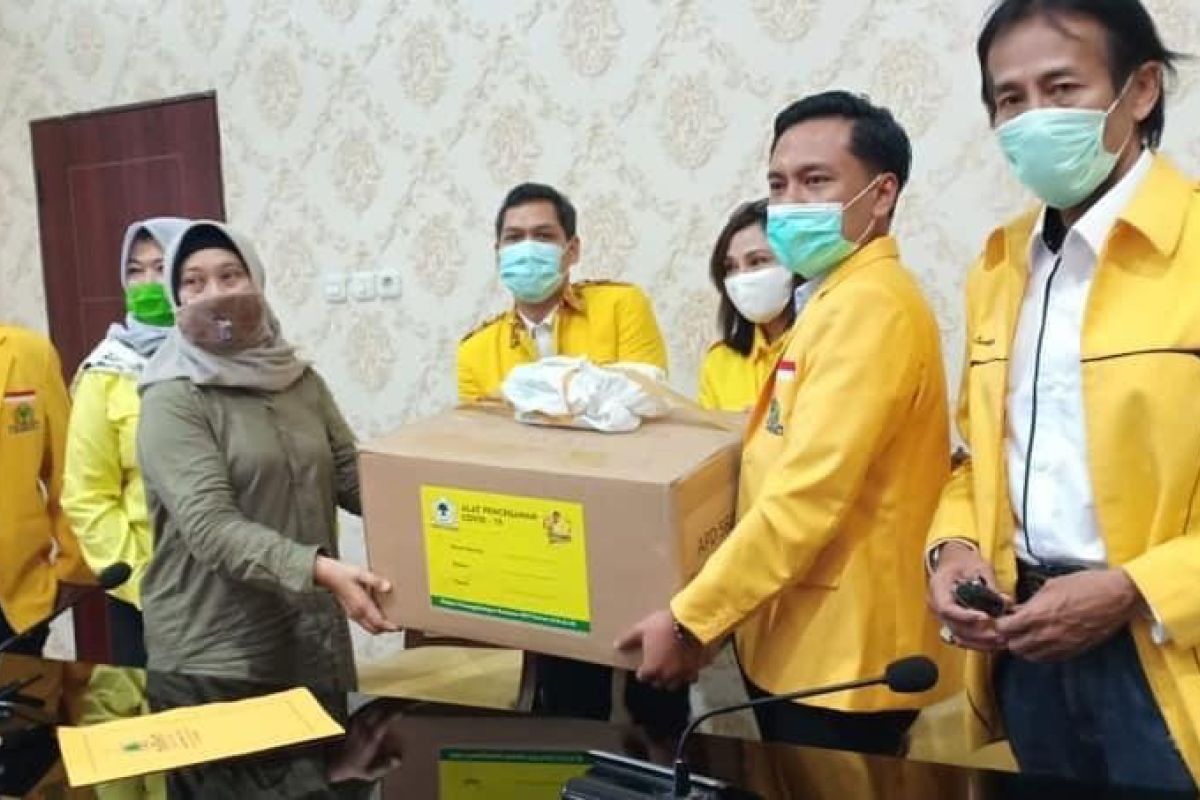 Golkar bantu ratusan APD dokter dan tenaga medis ke Pemkot Surabaya