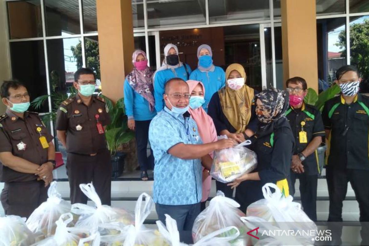 Kejari Padang bagikan bantuan bahan makanan kepada warga