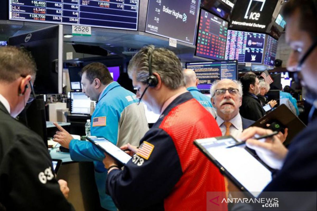 Wall Street merosot setelah data ekonomi AS mengecewakan