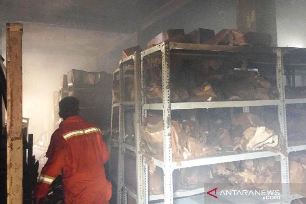 Kantor Dinas Kearsipan dan Perpustakaan Pesisir Selatan terbakar, ribuan buku dan arsip tak bisa diselamatkan