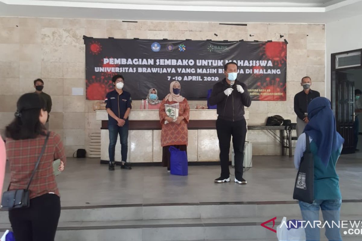 Universitas Brawijaya Malang bagikan paket sembako kepada mahasiswa