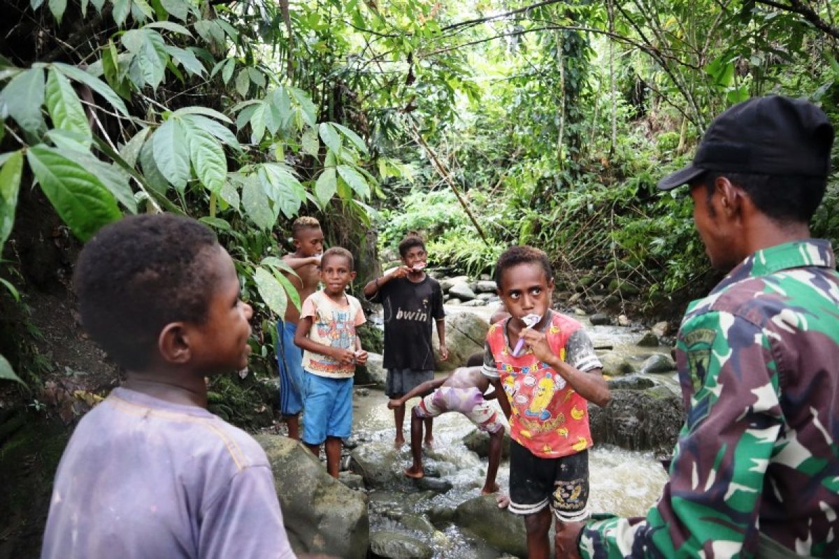 Satgas TMMD ajari anak Kampung Kibay Keerom cara mengosok gigi