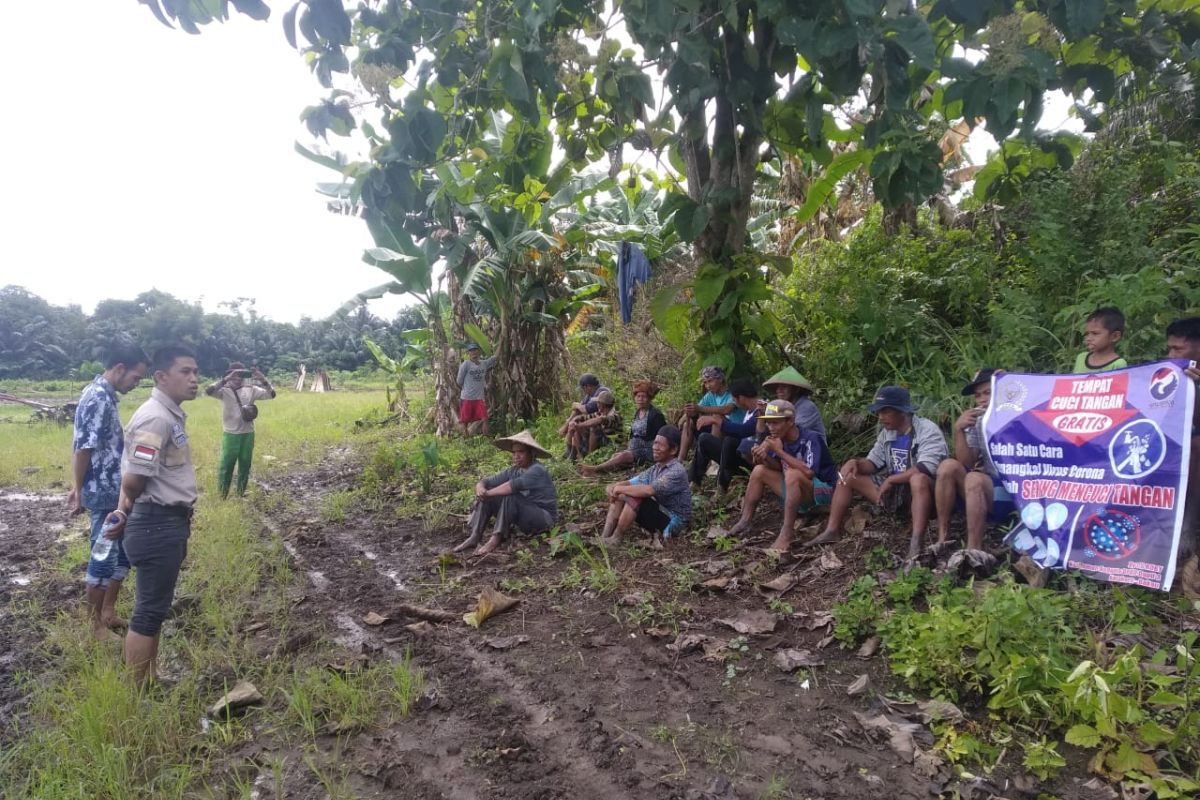 Sosialisasi bahaya Covid-19 hingga turun sawah