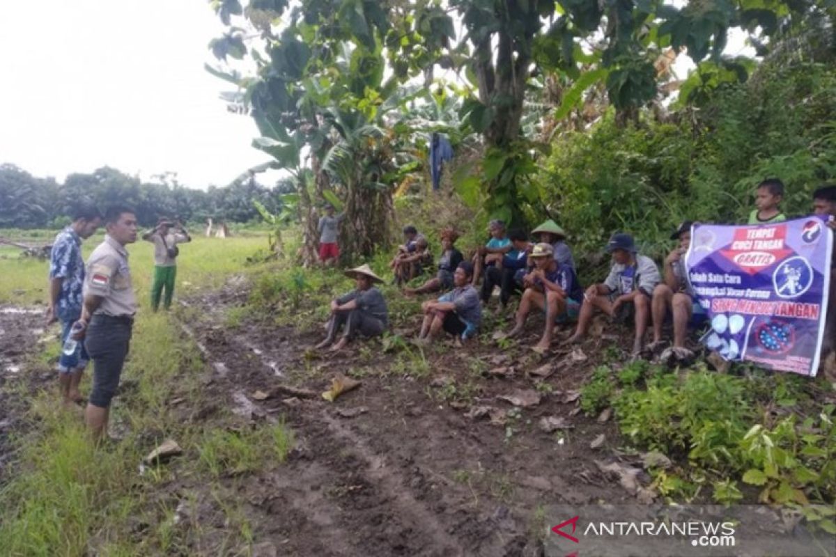 Legislatif sosialisasikan bahaya corona hingga ke sawah