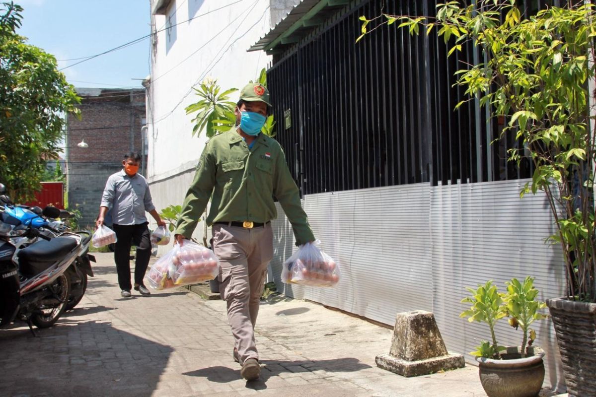 Satu blok perumahan diisolasi, puluhan KK dapat pasokan paket bahan pokok